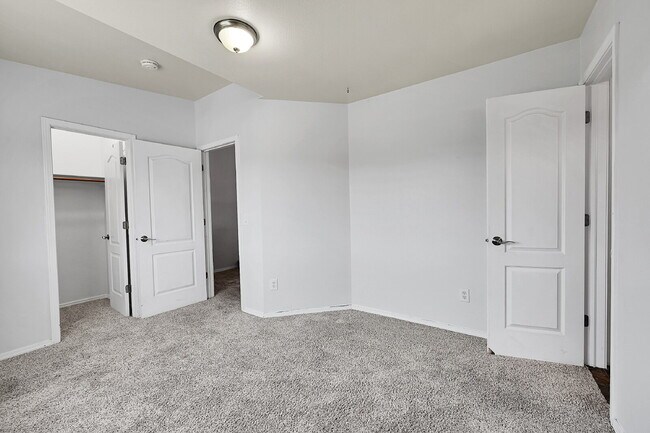 Building Photo - $2,995, 4 bed, 3.5 bath, located in Monume...