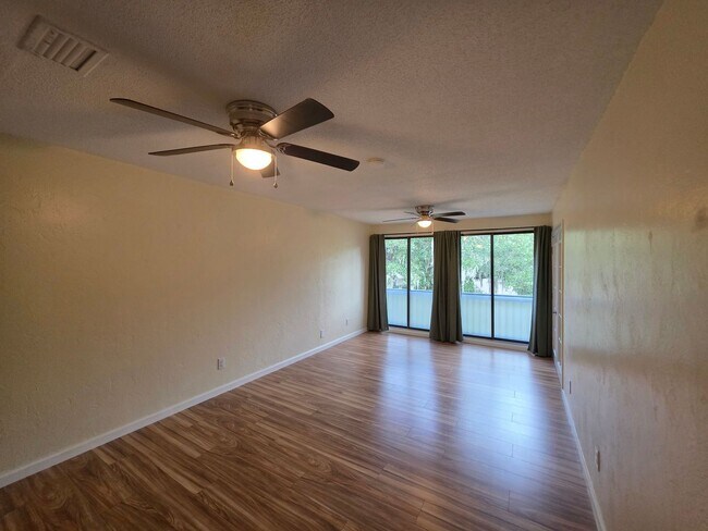Building Photo - Spacious Townhome in The Trails