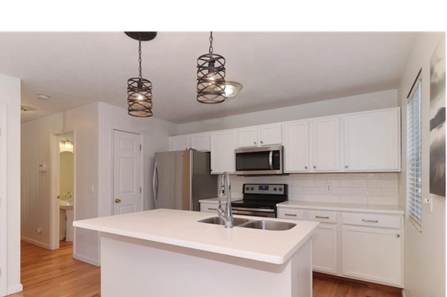 Building Photo - Spacious & Stylish 4-Bed, 4-Bath Townhome ...