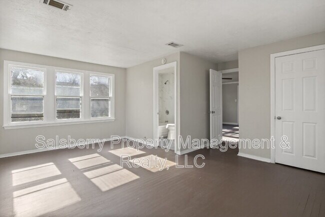 Building Photo - 320 NE 31st St