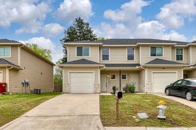 Building Photo - AVAILABLE NOW! 3 BEDROOM TRIPLEX LOCATED IN BONHAM, TEXAS!