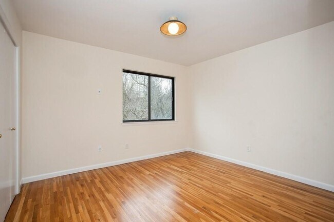 Building Photo - 50 Pondview Rd