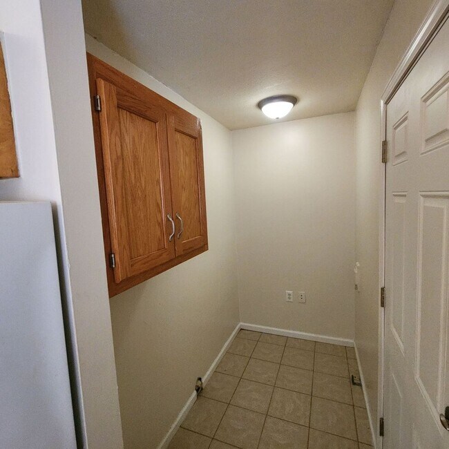 Building Photo - 2 Bedroom, 1 Bathroom Duplex Unit in Indep...