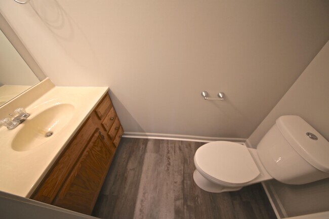 Building Photo - 876 Meadowlands Dr