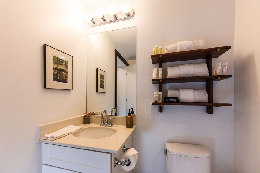 Building Photo - 758 North Broadway-SI ID1379068P