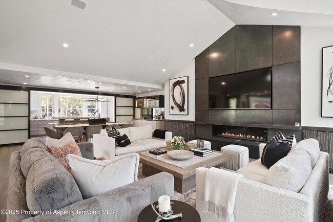 Building Photo - 120 S Spring St