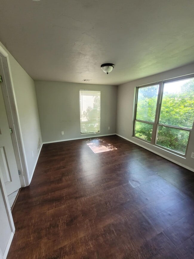 Building Photo - 313 W Maple Ave