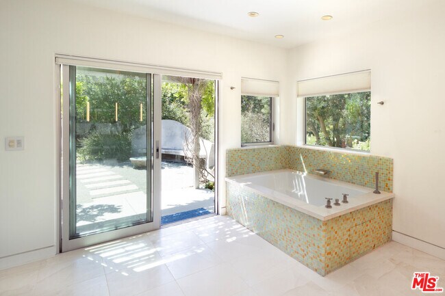 Building Photo - 6000 Philip Ave