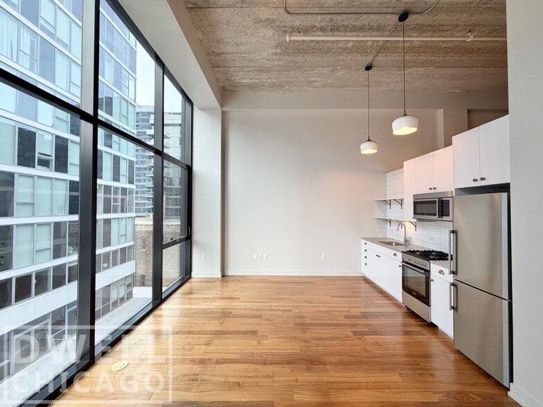 Building Photo - 700 N La Salle Dr