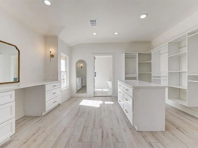 Building Photo - 213 NE 14th St