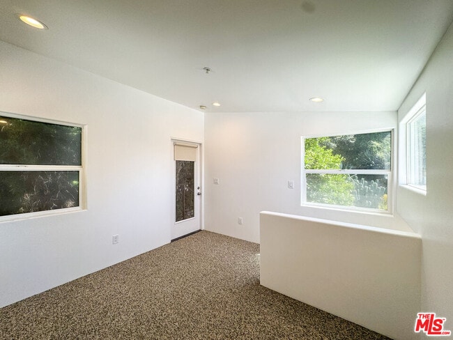 Building Photo - 3050 Knob Dr