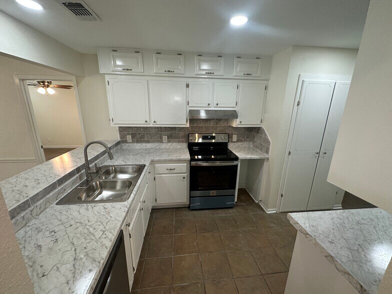 Building Photo - 517 Versailles St