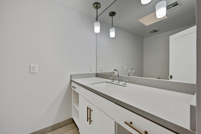 Building Photo - 47 Cornell Dr