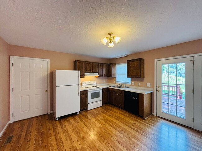 Building Photo - 1302 Sandy Cir