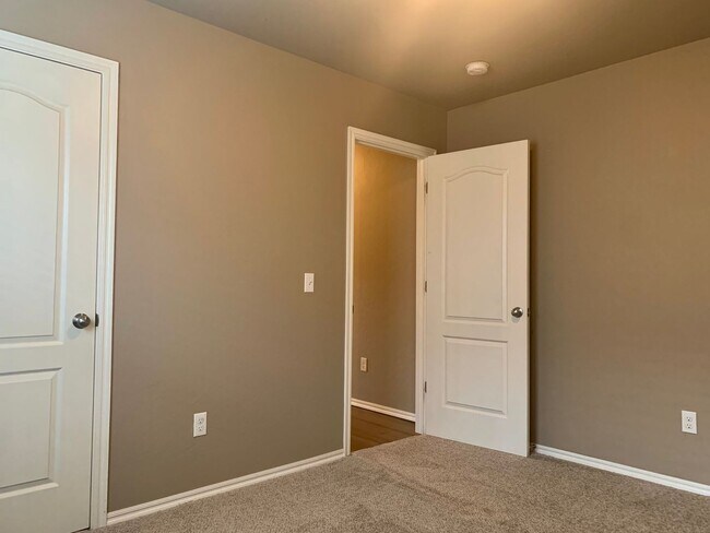 Building Photo - 2712 Demotte Dr