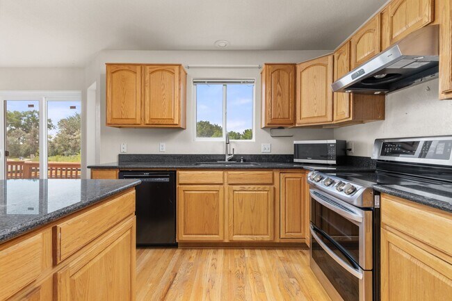 Building Photo - 2021 Falcon Ridge Dr