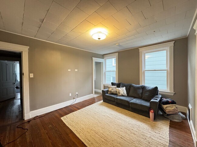 Building Photo - 5 Bedroom/ 2 Bathroom on Fairview Mins. from UC Campus Only $600/pp ($3,000/mo)!