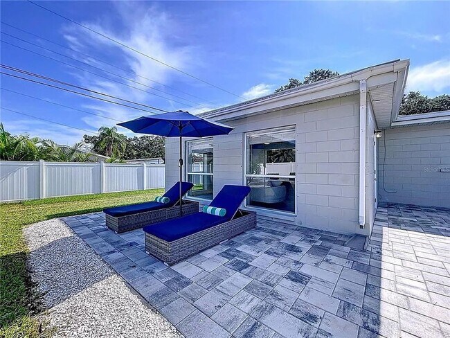 Building Photo - Modern luxury meets Florida charm in this ...