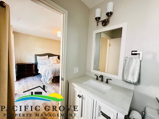 Building Photo - Charming Fully Furnished Updated Two-Bedroom in Pacific Grove!