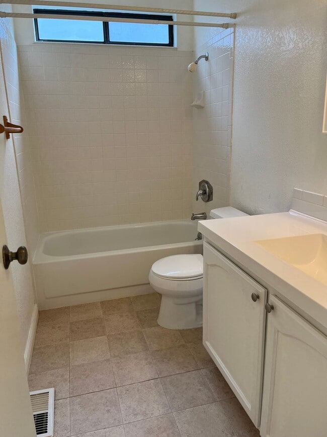 Building Photo - Lovely 3 bedrooms, 2 bathrooms located in ...