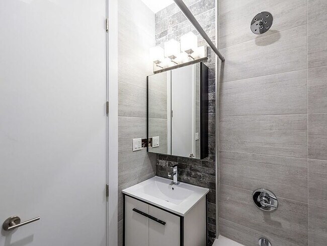 Building Photo - "Charming 3-Bedroom Brooklyn Retreat with ...