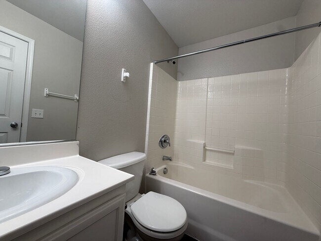 Building Photo - 4bd/2.5bath House