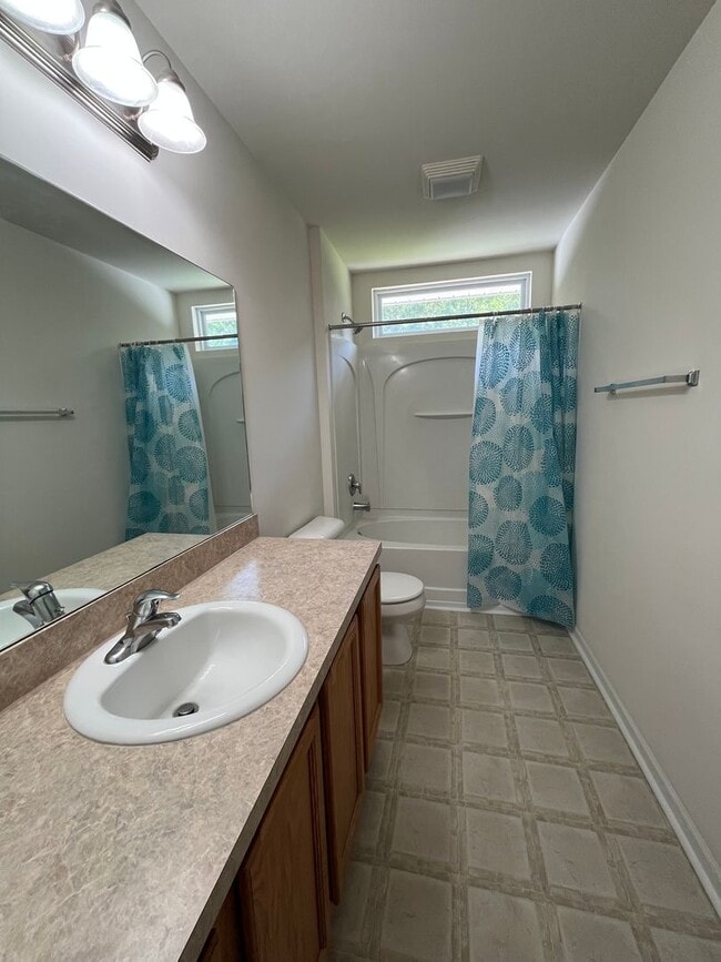 Building Photo - Beautiful 6 Bedroom, 3.5 Bath Home