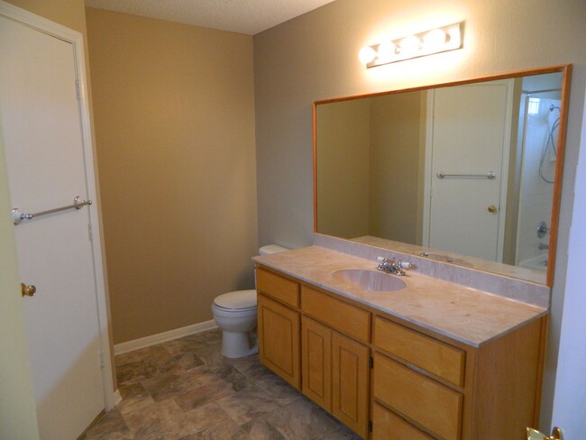 Building Photo - Available NOW!!!! This Cute 3 Bedroom 2 ba...