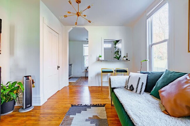 Building Photo - 254 W Poplar Ave