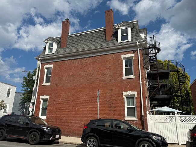 Building Photo - 675 E 7th St