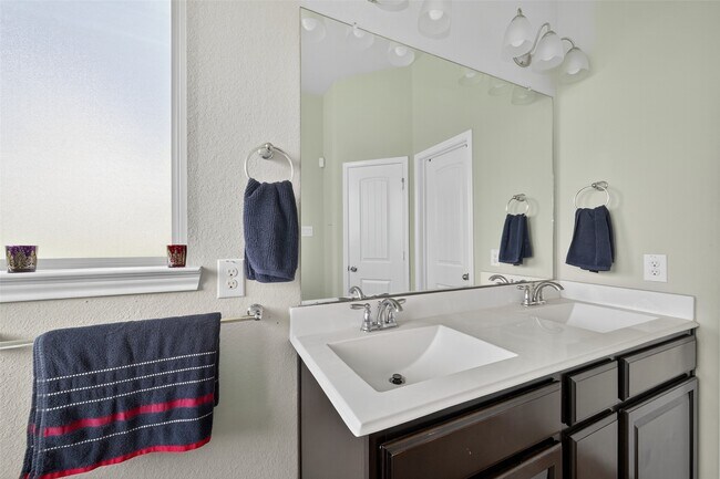 Building Photo - 13935 Manobrook Ct