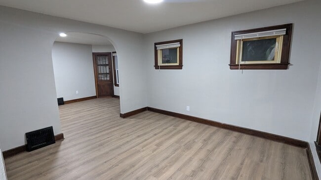 Building Photo - Charming 3 bedroom/1 bath home in the heart of Akron!