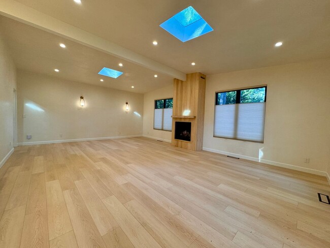 Building Photo - Exquisite Newly Remodeled 3-Bedroom Home i...