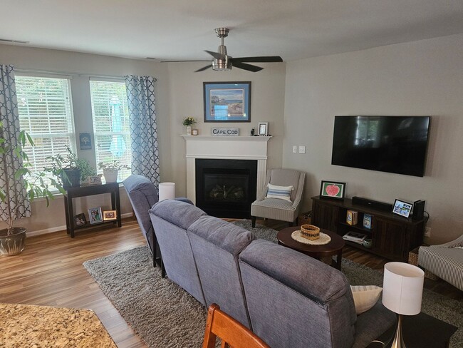 Building Photo - Fabulous 3br 2ba in Fuquay! Available July 31, 2026!