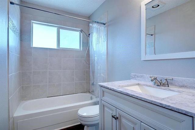 Building Photo - 1400 Paintbrush St