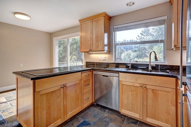 Building Photo - 5bd/2.75ba Shoreline House