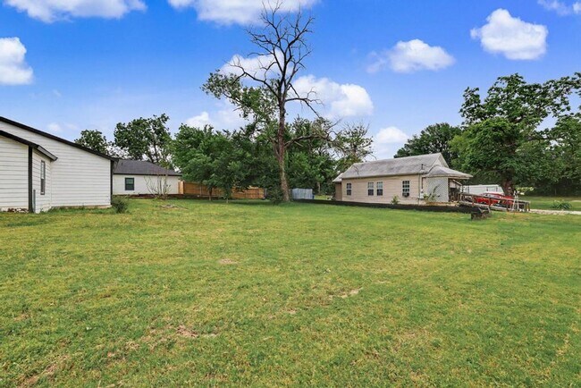Building Photo - Beautifully Remodeled Home for Rent – Plenty of Space Inside & Out!