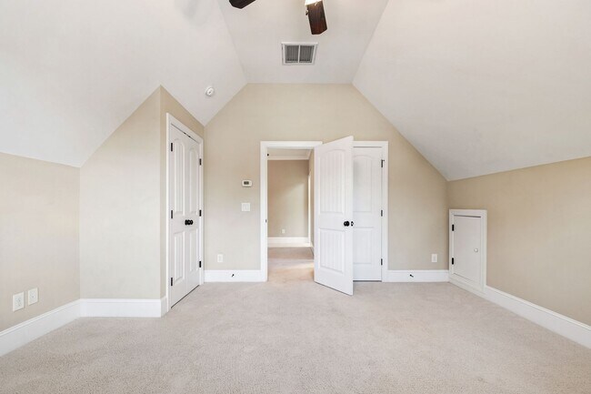 Building Photo - Elegant 5-Bedroom Residence with Luxurious...