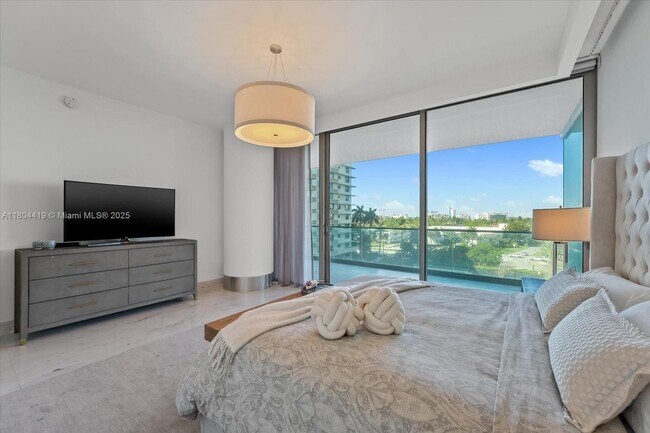 Building Photo - 10201 Collins Ave