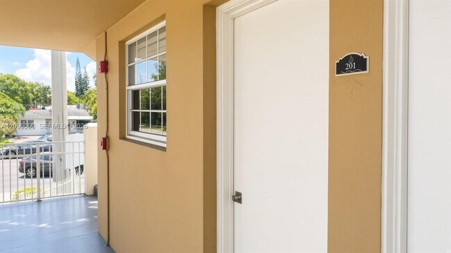Building Photo - 5500 SW 77th Ct