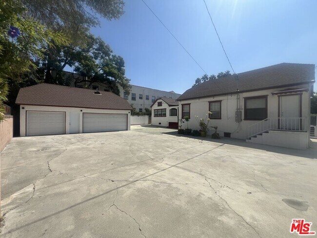 Building Photo - 4443 Ambrose Ave