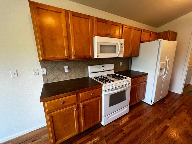 Building Photo - Charming 3 Bed, 2 Bath Home in Maple Hill