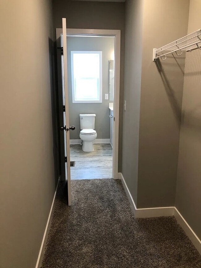 Building Photo - 4 bed house available in otsego!