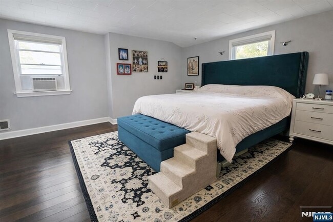 Building Photo - 103 E Cedar Ln