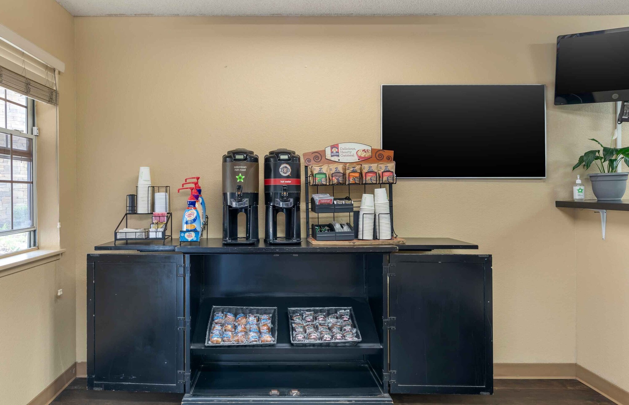 Building Photo - Furnished Studio-Bakersfield - California Avenue