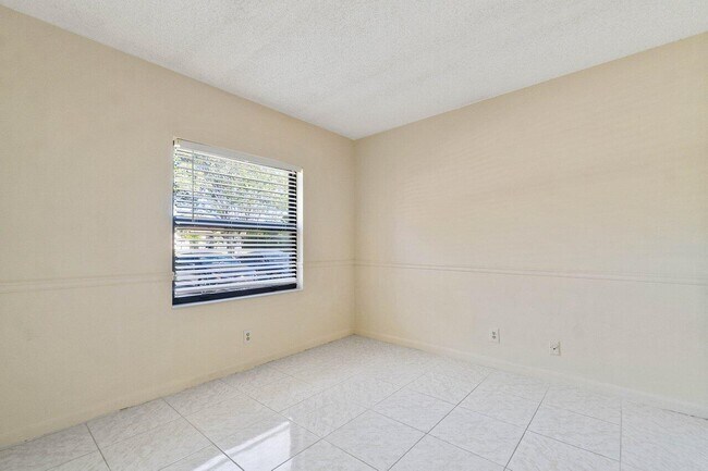 Building Photo - 6736 Palmetto Cir S