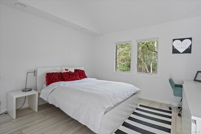 Building Photo - 5 Lakewood Ln