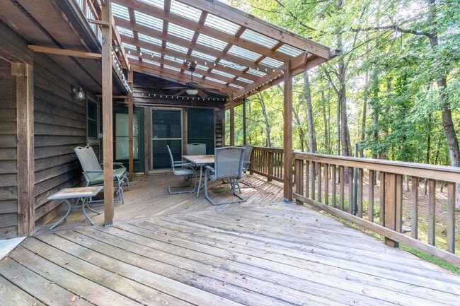 Building Photo - Meticulously maintained property with a st...