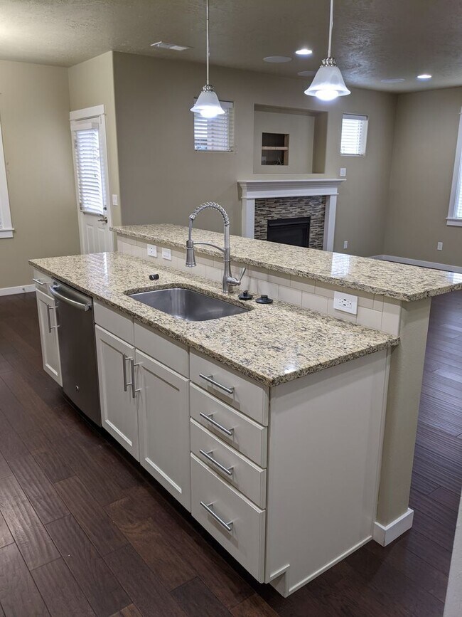 Building Photo - Beautiful 3 Bedroom, 2.5-Bath Home With Op...