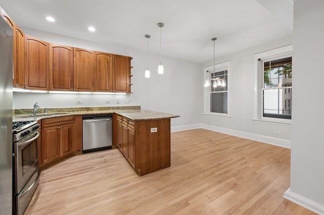 Building Photo - 1521 W Sunnyside Ave